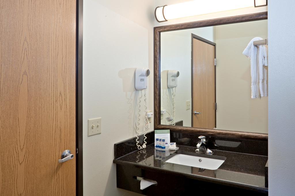 Americinn By Wyndham St. Peter Екстер'єр фото